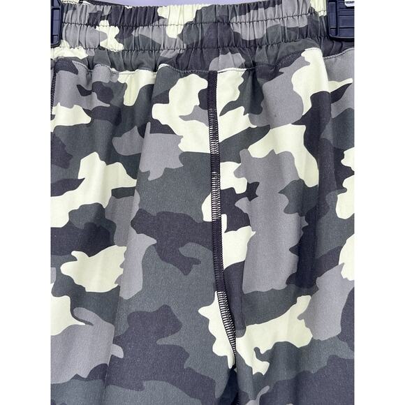 Lululemon Shorts Women Sz 4 Tall Hotty Hot Short II Camo Green Gym Workout Run - Picture 7 of 11